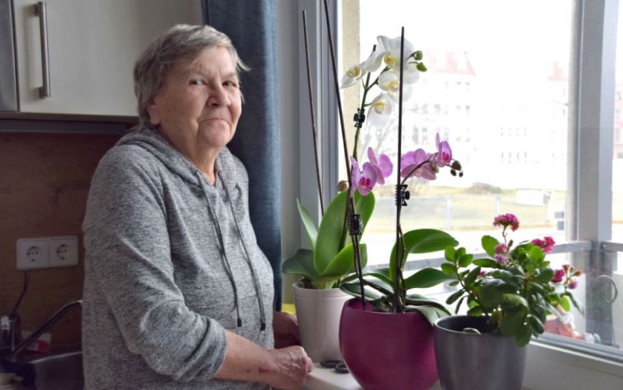 Mieterin Gisela Franz ist glücklich in ihrer neuen Rathenower Senioren-Wohnung und die Unterstützung im Alltag.