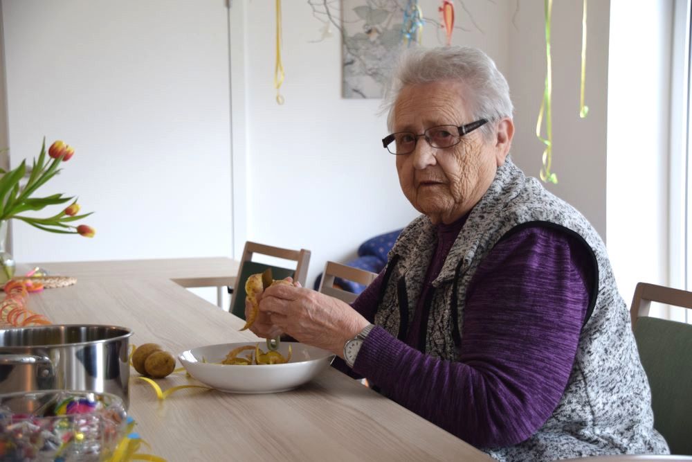Tagespflege-Gast Brigitte Bahr bringt sich bei den Vorbereitungen für das Mittagessen ein
