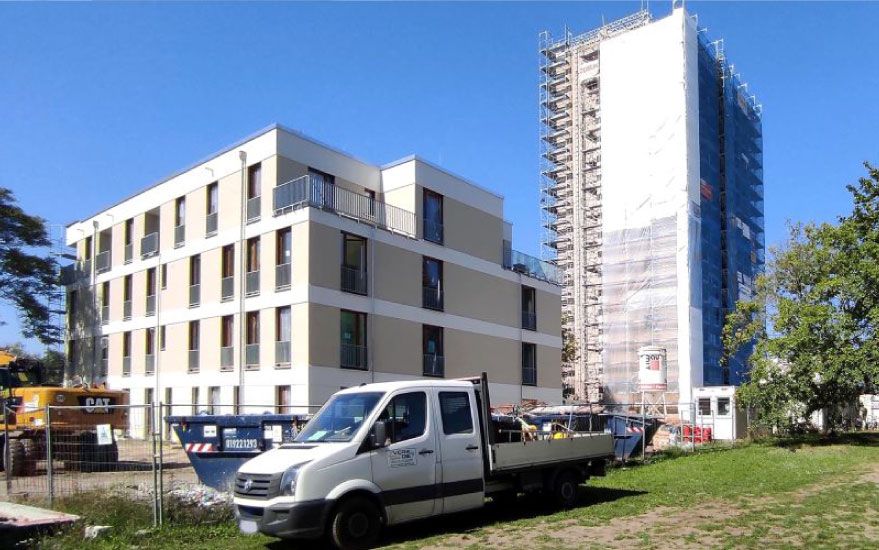 Der Neubau und der in der Sanierung befindliche Altbau des Senioren-Quartiers "Lebensglück" in Cottbus