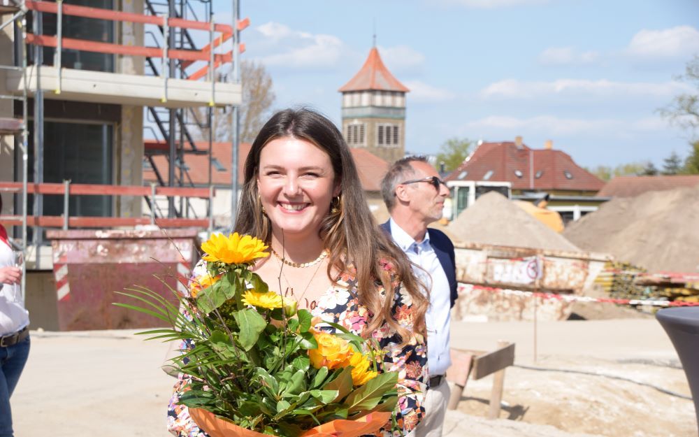 Vertriebskoordinatorin Marianna Tschubinidse von Leonwert bekam von LIONCARE einen Blumenstrauß