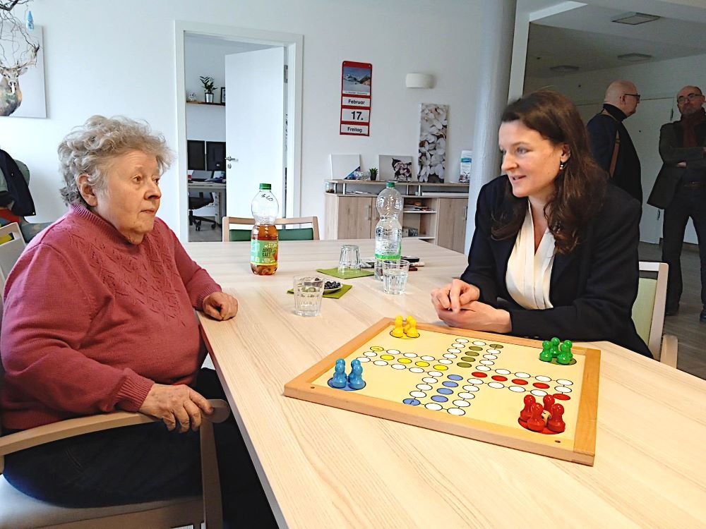 SPD-Politikerin Wiebke Papenbrock im Gespräch mit einer Besucherin der Tagespflegestätte