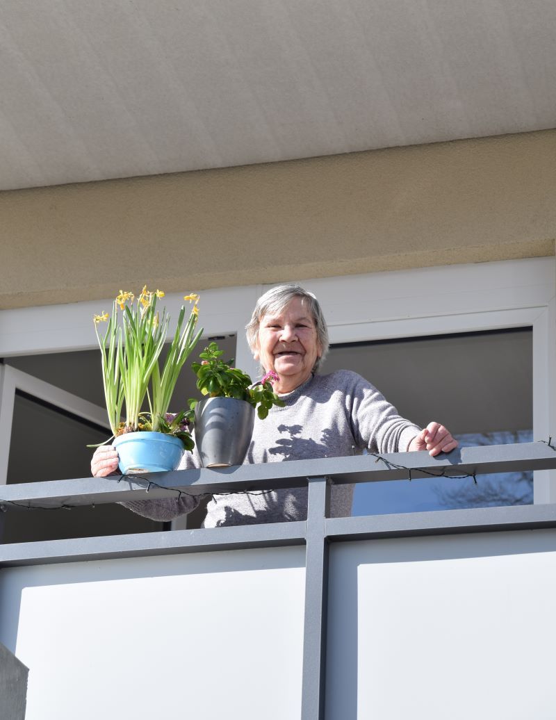 Mieterin Gisela Franz freut sich auf den Sommer in ihrem Apartment im Senioren-Quartier in Rathenow