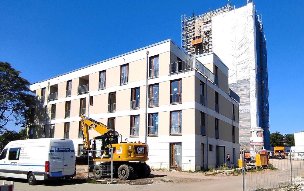 Der Neubau und der in der Sanierung befindliche Altbau des Senioren-Quartiers "Lebensglück" in Cottbus