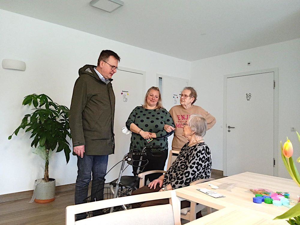 SPD-Politiker Johannes Funke zu Besuch in einer Service-Wohnung